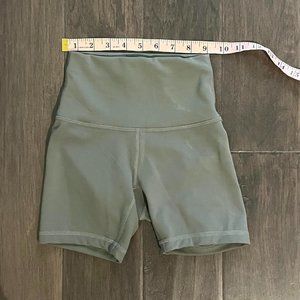 Gray Lululemon Wunder Train High-Shorts 0